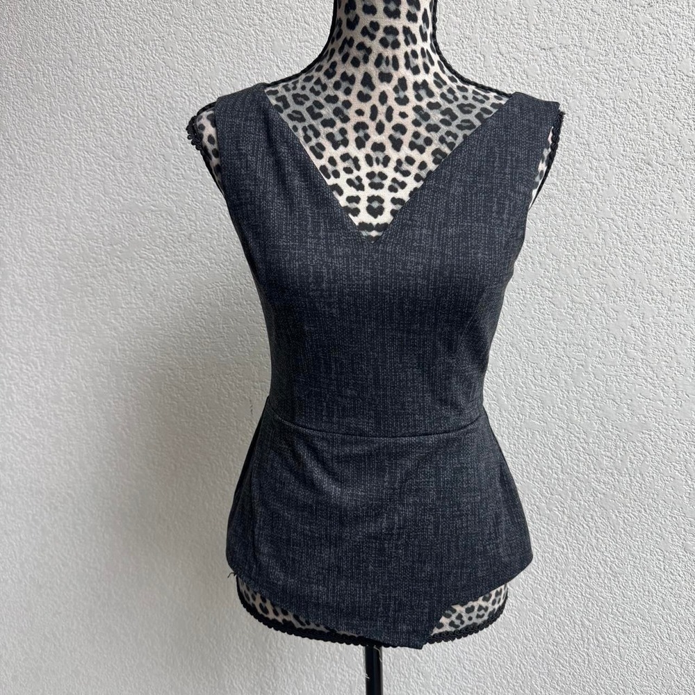 White House Black Market gray v-neck top w/ zipper back size 0